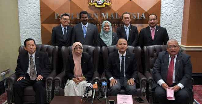 PERSIDANGAN: Pengerusi Jawatankuasa Kerja Reformasi Dewan Negara Senator Mohd Yusmadi Mohd Yusoff (duduk dua, kanan) pada sidang media mengenai Pertubuhan Jawatan Kuasa Pemilihan Dewan Negara di Parlimen, Kuala Lumpur semalam. Turut hadir (duduk, dari kiri) Senator Ngah Hock Cheh, Senator Raj Munni Sabu, Senator Ismail Yusop, dan (belakang, dari kiri), Senator Datuk Seri Ti Lian Ker, Senator Datuk Dr Ananthan Somasundaram, Senator Asmak Husin, Senator Datuk Paul Igai dan Senator Adrian Lasimbang. — Gambar B