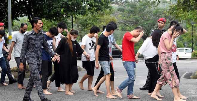 KE MUKA PENGADILAN: Seramai 152 warga China dan seorang Bangladesh yang ditahan dalam operasi khas Jabatan Imigresen didakwa di Mahkamah Sesyen atas pertuduhan berada di negara ini tanpa pas yang sah serta tinggal lebih masa. — Gambar Bernama
