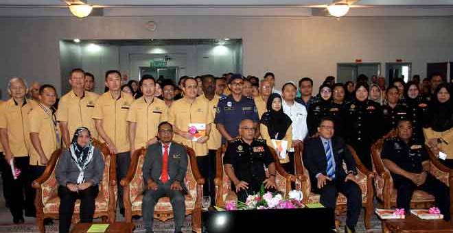 LANCAR: Shamshun Baharin (tiga kiri) dan Yang Dipertua Majlis Perbandaran Taiping (MPT) Borhan Abdul Halim (dua kiri) selepas pelancaran Pelan Anti rasuah MPT di MPT dekat Taiping, semalam. — Gambar Bernama