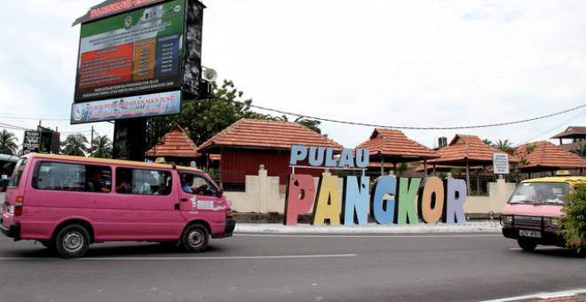 Van teksi dengan warna merah jambu sentiasa tersedia sepanjang hari untuk memudahkan para pelancong meneroka kawasan sekitar Pulau Pangkor antaranya Pantai Pasir Bogak serta Teluk Nipah semasa tinjauan baru-baru ini. - Gambar Bernama