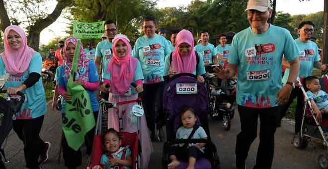 MENYIHATKAN: Dr Dzulkefly (kanan) turut berlari bersama peserta Pertubuhan Malaysia Advocates for Celebral Palsy (#bikeisable) sempena Antibitic Fun Run 2020 di Goat2go Farm Taman Ekspo Pertanian Malaysia (Maeps), Serdang semalam. — Gambar Bernama