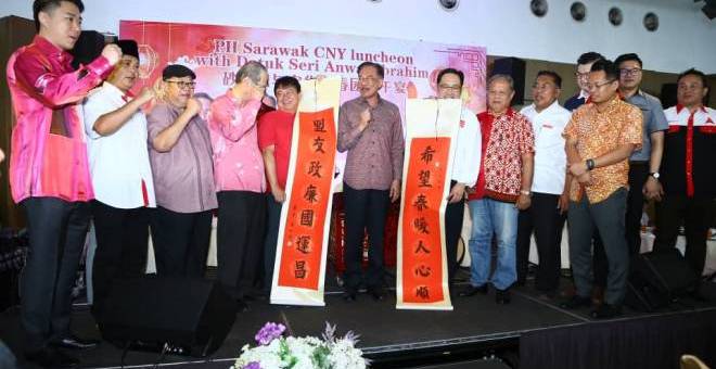 Anwar dan Pengerusi PH Sarawak Chong Chieng Jen pada majlis Rumah Terbuka Tahun Baru Cina.