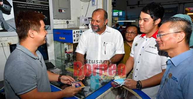 PENERANGAN: Gobind memberi sedikit maklumat terkini mengenai beberapa isu nasional antaranya mySalam, i-Suri, e-Tunai, COVID-19 dan Pengurangan Tol kepada orang ramai pada Program Info On Wheels di Melaka Sentral, Melaka semalam. — Gambar Bernama