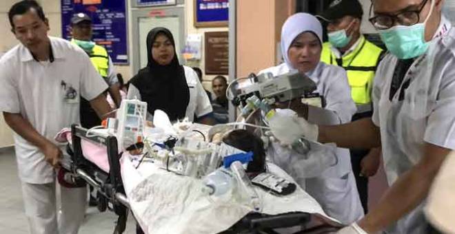 MAUT: Mohamad Fariz cedera parah dibawa ke Hospital Raja Permaisuri Bainun Ipoh selepas terlibat dalam kemalangan membabitkan sebuah treler di Km37, Jalan Ipoh-Kuala Kangsar, dekat Kampung Salak Stesyen, di Sungai Siput, semalam. — Gambar Bernama