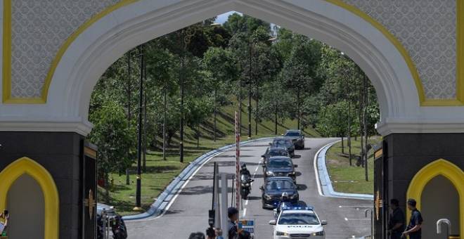 Beberapa buah kenderaan yang dipercayai membawa Presiden PKR Datuk Seri Anwar Ibrahim dan Timbalan Perdana Menteri Datuk Seri Dr Wan Azizah Wan Ismail meninggalkan Istana Negara pada 3.17 petang ini. - Gambar Bernama 