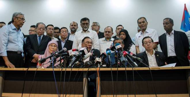 Datuk Seri Anwar Ibrahim pada sidang media PH pada 26 Februari. - Gambar Bernama.