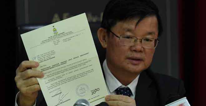 LETAK JAWATAN: Chow menunjukkan surat letak jawatan Dr Afif semasa mengadakan sidang akhbar di pejabat Ketua Menteri Pulau Pinang Kompleks Tun Abdul Razak (KOMTAR) semalam. — Gambar Bernama
