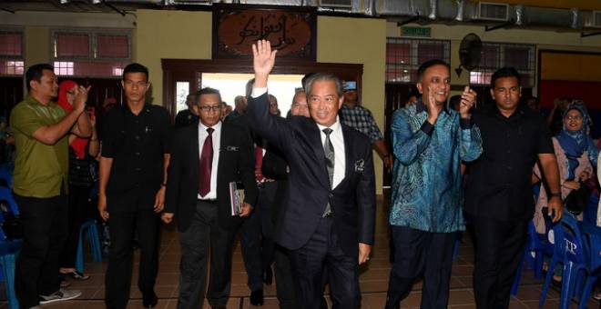 Muhyiddin (tengah) melambaikan tangan ketika hadir secara mengejut pada Majlis Pengumuman Keputusan Sijil Pelajaran Malaysia (SPM) di Sekolah Sultan Alam Shah hari ini. - Gambar Bernama 