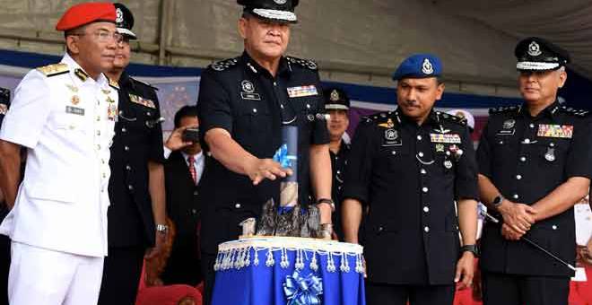 MERASMIKAN: Abdul Hamid (dua kiri) melakukan gimik penyerahan Deklarasi Kerjasama Strategik antara Polis Diraja Malaysia (PDRM) dengan Agensi Penguatkuasaan Maritim Malaysia (APMM) di Markas Operasi Pasukan Polis Marin Wilayah Satu, Pelabuhan Klang semalam. Turut hadir Ketua Pengarah APMM Laksamana Maritim Datuk Mohd Zubil Mat Som (kiri).  — Gambar Bernama