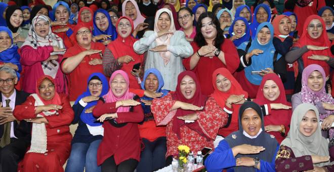 Zuraida Kamaruddin (tengah) bergambar bersama para peserta ketika menghadiri Hari Wanita Antarabangsa 2020 anjuran Go Red For Women Yayasan Jantung Malaysia di Yayasan Jantung Malaysia hari ini. - Gambar Bernama 