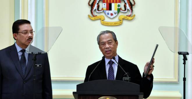 Muhyiddin (kanan) semasa mengumumkan pelantikan para Jemaah Menteri di Bangunan Perdana Putra hari ini. Turut kelihatan, Ketua Setiausaha Negara Datuk Seri Mohd Zuki Ali. - Gambar Bernama 