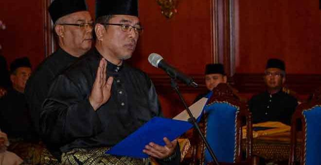 AGNKAT SUMPAH: Sulaiman mengangkat sumpah sebagai Ketua Menteri Melaka Ke-12 pada Istiadat Pengurniaan Suratcara Pelantikan dan Angkat Sumpah Jawatan, Taat Setia serta Sumpah Simpan Rahsia Ketua Menteri Melaka Ke-12 di Dewan Seri Utama Pejabat Yang Dipertua Negeri Melaka Ayer Keroh dekat Melaka, semalam. — Gambar Bernama