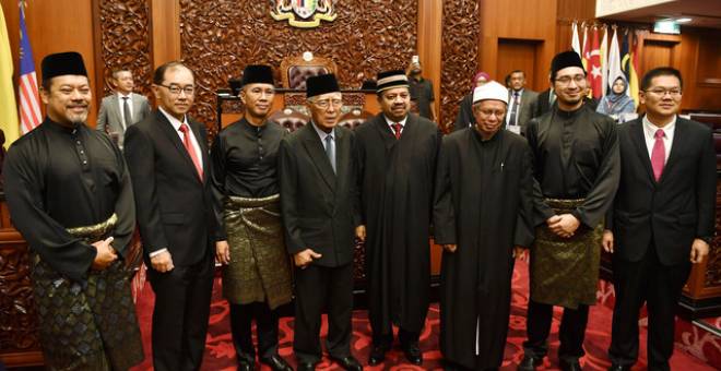 Vigneswaran (empat, kanan) dan timbalannya Datuk Seri Abdul Halim Abdul Samad (empat, kiri) bergambar bersama enam senator selepas upacara mengangkat sumpah Ahli Dewan Negara di Dewan Negara, Bangunan Parlimen hari ini. - Gambar Bernama 