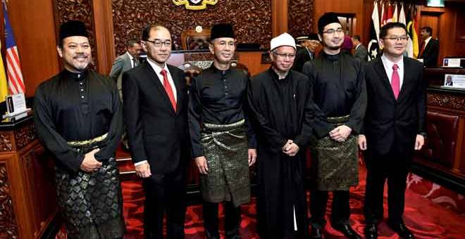 UNTUK ALBUM: Ahmad Masrizal, Mah Hang Soon, Tengku Zafrul, Zulkifli, Wan Ahmad Fayhsal dan Lim Ban Hong selepas upacara mengangkat sumpah di Dewan Negara, Bangunan Parlimen dekat Kuala Lumpur, semalam. — Gambar Bernama