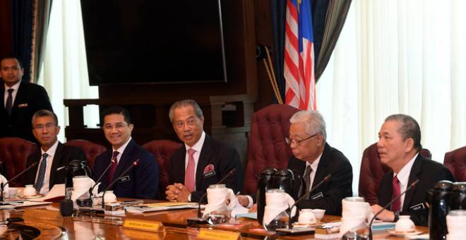 Muhyiddin (tengah) bersama Menteri Kanan-Menteri Perdagangan Antarabangsa dan Industri Datuk Seri Mohamed Azmin Ali (dua, kiri), Menteri Kanan-Menteri Pertahanan Datuk Seri Ismail Sabri Yaakob (dua, kanan), Menteri Kanan-Menteri Kerja Raya Datuk Seri Fadillah Yusof (kanan) serta Menteri Kewangan Tengku Datuk Seri Zafrul Tengku Abdul Aziz (kiri) semasa mempengerusikan mesyuarat kabinet pertama di bangunan Perdana Putra hari ini.  - Gambar Bernama 
