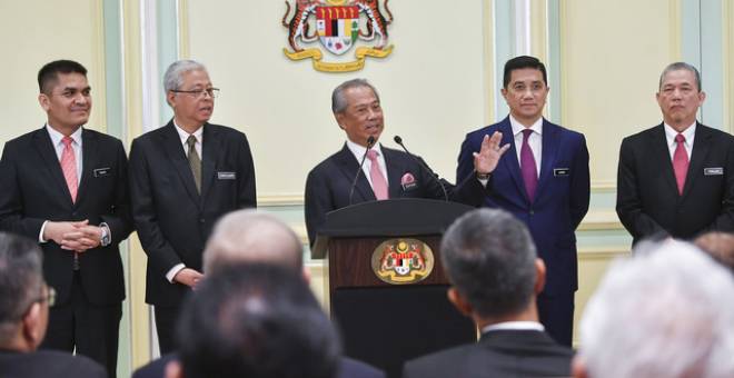 Muhyiddin (tengah) pada sidang media selepas mempengerusikan Mesyuarat Kabinet di Bangunan Perdana Putra hari ini. Turut hadir, Menteri Kanan - Menteri Perdagangan Antarabangsa dan Industri Datuk Seri Mohamed Azmin Ali (dua, kanan) Menteri Kanan - Menteri Pertahanan Datuk Seri Ismail Sabri Yaakob (dua, kiri),Menteri Kanan- Menteri Kerja Raya Datuk Seri Fadillah Yusof (kanan) serta Menteri Kanan- Menteri Pendidikan Dr Mohd Radzi Md Jidin (kiri). - Gambar Bernama 