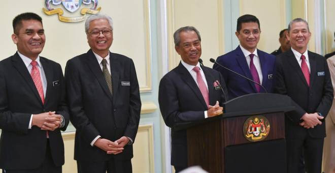 Muhyiddin pada sidang media selepas mempengerusikan Mesyuarat Kabinet di Bangunan Perdana Putra hari ini.  Turut hadir, Azmin (dua, kanan), Ismail (dua, kiri), Fadillah (kanan) serta Mohd Radzi (kiri). - Gambar Bernama  