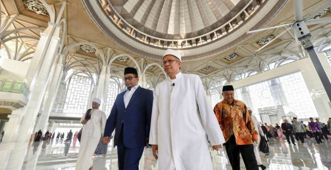Zulkifli bersama timbalannya Ahmad Marzuk (dua, kiri) semasa majlis Tausiyah 'Am Agensi Agama di Masjid Tuanku Mizan Zainal Abidin hari ini. - Gambar Bernama