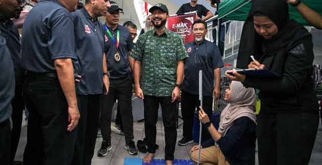 TINJAUAN: Mukhriz melawat tapak pameran ketika hadir pada program perasmian penutup Iskoba Pekan Rabu Fun Ride 2020 di Alor Setar semalam. — Gambar Bernama