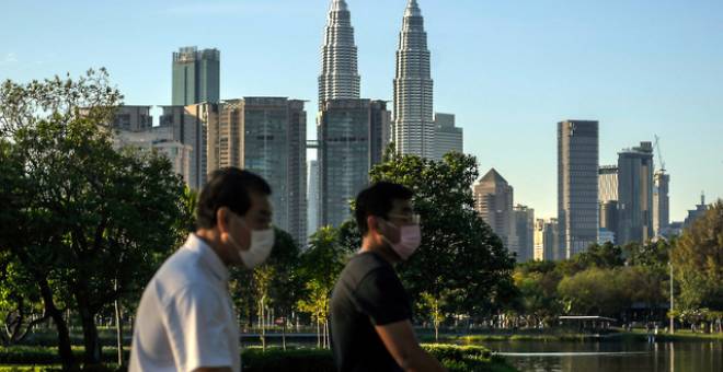 Orang ramai melakukan aktiviti riadah seperti berjoging dan bersenam pada cuti hujung minggu dengan memakai penutup hidung dan mulut sebagai langkah pencegahan ekoran penularan COVID-19 ketika tinjauan di Taman Titiwangsa hari ini. - Gambar Bernama 