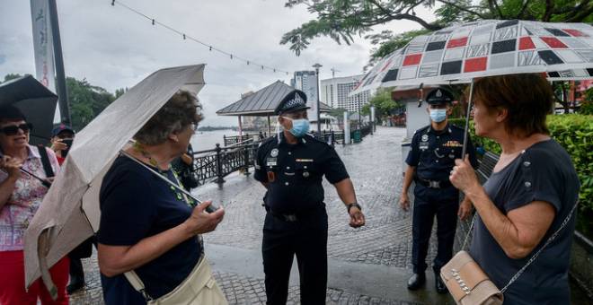 Polis ketika menjalankan rondaan pematuhan Perintah Kawalan Pergerakan di Kuching, hari ini. - Gambar Bernama