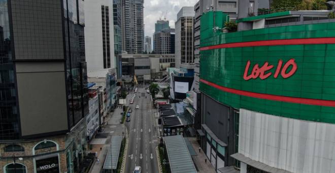 Pemandangan udara di sekitar jalan-jalan utama di pusat bandar Kuala Lumpur yang kebiasaannya sesak pada hari bekerja biasa kini bertukar lengang selain pergerakan kenderaan juga menjadi sangat lancar ketika tinjauan hari ini. - Gambar Bernama 