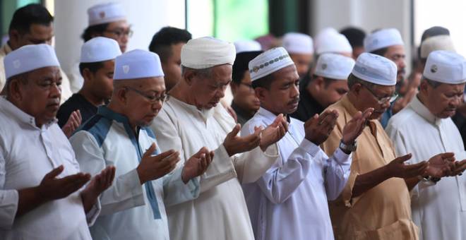 Solat Jumaat tidak akan diadakan esok di seluruh negara, dalam usaha putuskan rantaian virus COVID-19. Gambar Fail Bernama