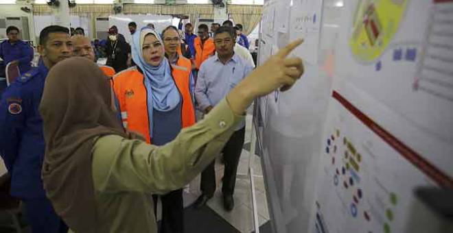 PUSAT PEMANTAUAN: Rina menunjukkan pusat berkenaan akan menempatkan individu yang terkandas di Iran itu susulan peningkatan penularan COVID-19 di negara berkenaan dan dijangka tiba di tanah air awal pagi ini menerusi misi khas yang dilaksanakan kerajaan. — Gambar Bernama