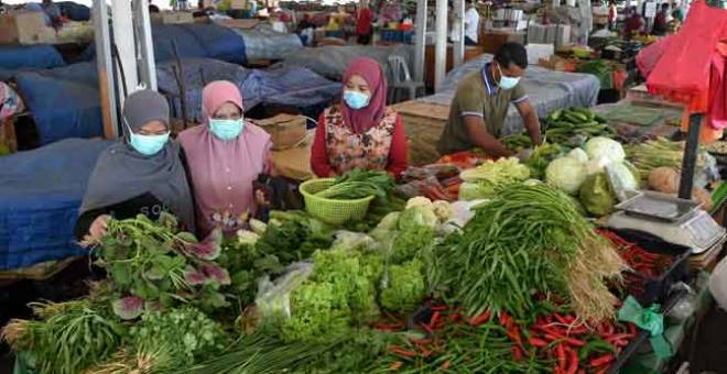 LENGANG: Tinjauan mendapati Pasar Besar Kedai Payang agak lengang dengan beberapa gerai ditutup sementara ekoran pelaksanaan Perintah Kawalan Pergerakan dalam usaha mengekang penularan COVID-19 ketika tinjauan, semalam. — Gambar Bernama