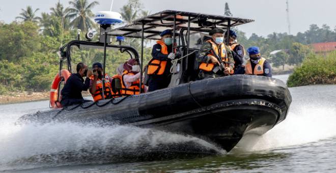- Pasukan Gerakan Am (PGA) Batalion 7 bersama Pasukan Polis Marin Pengkalan Kubor membuat rondaan bersama di Sungai Golok sempena Program Rondaan Bot PGA bersama pasukan Polis Marin di sempadan Malaysia-Thailand pada 23 Mac lalu. - Gambar Bernama 
