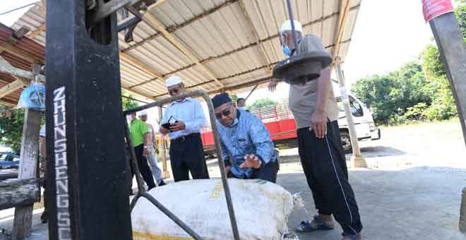 PERIKSA:  Khairuddin (dua kanan) meninjau Pusat Belian Kedah Sekerap di Kampung Luar Mukim Siong ketika mengadakan lawatan kerja sehari ke Daerah Baling semalam. — Gambar Bernama