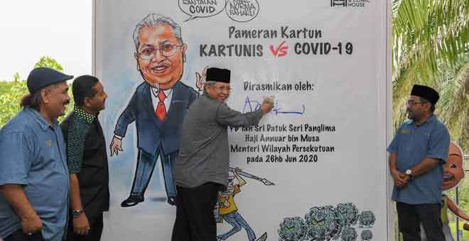 PERASMIAN: Annuar (tengah) merasmikan Perasmian Pameran Kartun Kartunis Vs COVID-19 di  Rumah Kartun dan Komik Malaysia Taman Botani Perdana, Kuala Lumpur, semalam. — Gambar Bernama