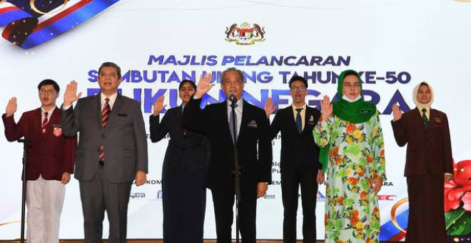 Muhyiddin melafazkan ikrar Rukun Negara diiringi Menteri Komunikasi dan Multimedia, Datuk Saifuddin Abdullah dan Menteri Perpaduan Negara, Datuk Halimah Mohamed Sadique pada majlis pelancaran Sambutan Ulang Tahun ke-50 Rukun Negara dan Setem khas Rukun Negara di Bangunan Perdana Putra hari ini. - Gambar Bernama 