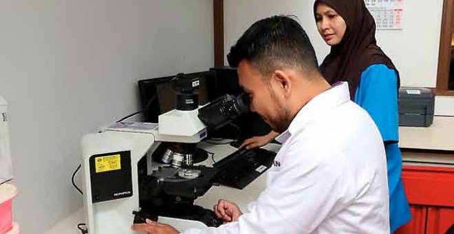 ANALISA: Pegawai perubatan melakukan analisa pada sampel air mani di Bahagian Reproduksi Manusia LPPKN Kuala Lumpur, Putrajaya. — Gambar Bernama