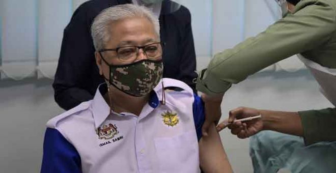 VAKSIN:  Ismail Sabri Yaakob semalam menerima suntikan vaksin COVID-19 Pfizer-BioNTech di Hospital Angkatan Tentera Tuanku Mizan, Wangsa Maju di Kuala Lumpur, semalam. — Gambar Bernama