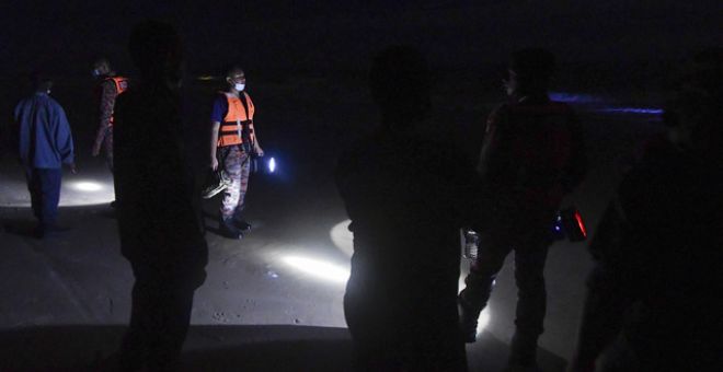 Anggota bomba ketika operasi mencari dan menyelamat di Pulau Kambing berdekatan Pantai Kandis pada Ahad. - Gambar Bernama