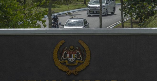 Kenderaan yang membawa Lim dilihat keluar daripada Istana Negara selepas beliau selesai menghadap Yang di-Pertuan Agong di Istana Negara hari ini. - Gambar Bernama