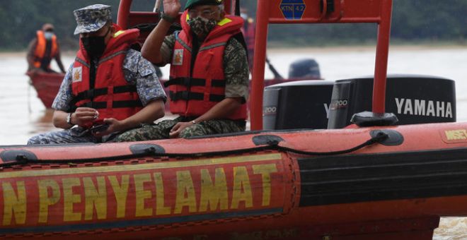 Al-Sultan Abdullah (kanan) berkenan mencemar duli menaiki bot menyertai operasi SAR anggota tentera hilang semalam. Turut hadir, Zamrose. - Gambar Bernama