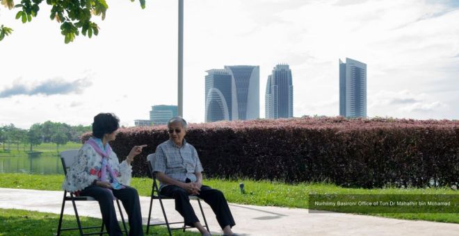 Dr Mahathir dan Siti Hasmah bersiar di sekitar Tasik Putrajaya, hari ini.