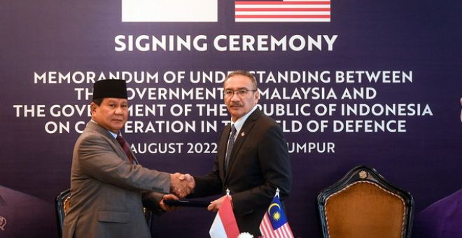 Hishammuddin (kanan) dan rakan sejawatnya dari Indonesia, Prabowo menandatangani memorandum persefahaman ketika hadir bagi mempengerusikan Mesyuarat ke-42 General Border Committee Malaysia-Indonesia di Wisma Perwira hari ini. - Gambar BERNAMA