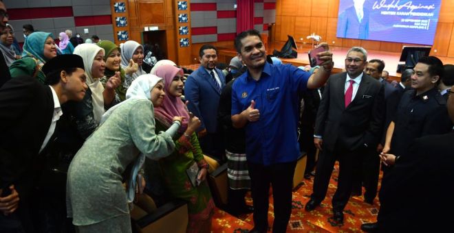  Dr Radzi Jidin berswafoto bersama kakitangan Kementerian Pendidikan pada Majlis Wadah Aspirasi Menteri Kanan Pendidikan di Auditorium Kompleks E di Putrajaya.