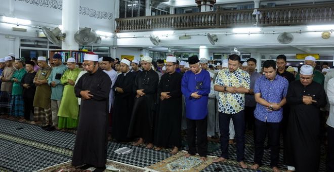 Perdana Menteri Datuk Seri Ismail Sabri Yaakob (empat, kanan) menunaikan Solat Sunat Hajat pada program Solat Hajat Perdana Keluarga Malaysia di Masjid Darul Fikri malam tadi. -Gambar Bernama