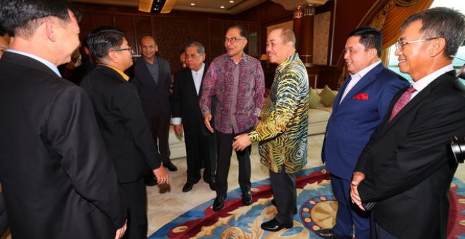 Anwar (empat, kanan) diperkenalkan kepada sebahagian daripada ahli Parlimen Sabah ketika menerima kunjungan hormat Ketua Menteri Sabah merangkap Pengerusi Gabungan Rakyat Sabah (GRS) Datuk Seri Hajiji Noor (tiga, kanan) di pejabatnya di Bangunan Perdana Putra hari ini. - Gambar Bernama 