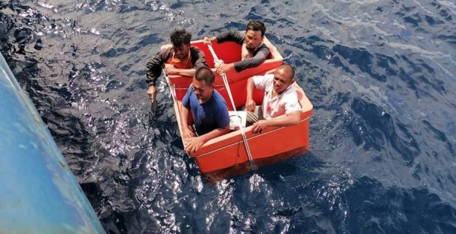 Keempat-empat nelayan ditemui selamat oleh kapal Ultra Jaya dengan hanya berlindung dengan tong ikan selepas hanyut di laut selama enam hari. 