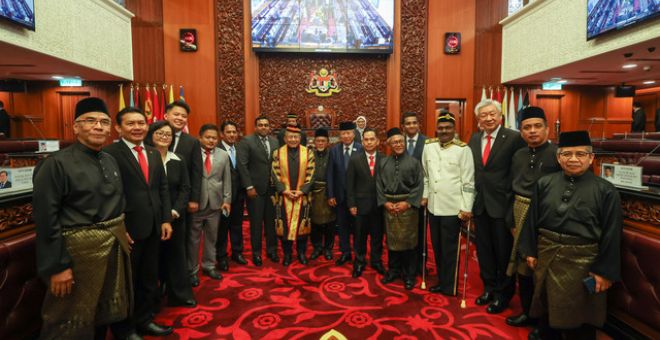 Rais (sembilan, kiri) bergambar kenangan bersama 16 Senator yang baharu selepas selesai majlis mengangkat sumpah jawatan sebagai Ahli Dewan Negara (Senator) di Parlimen hari ini. - Gambar Bernama 