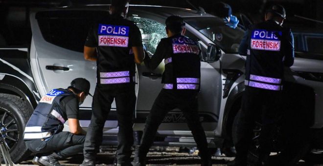 Anggota Unit Forensik Polis Diraja Malaysia (PDRM) melakukan siasatan pada sebuah kenderaan pacuan empat roda yang melibatkan seorang lelaki pemilki bengkel kereta berusia 37 tahun yang maut ditembak dalam kejadian 5.30 petang tadi di Kampung Hutan Kuin semalam. - Gambar BERNAMA