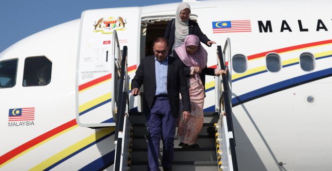 Anwar bersama isteri Datuk Seri Dr Wan Azizah Wan Ismail tiba di Lapangan Terbang Westchester County untuk menghadiri Perhimpunan Agung Pertubuhan Bangsa-Bangsa Bersatu (UNGA) ke-78 hari ini. -Gambar BERNAMA