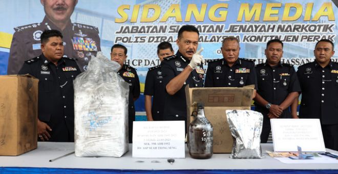 Mohd Yusri (tengah) menunjukkan pelbagai jenis dadah bernilai RM1,561,040 yang dirampas susulan penahanan lima suspek berusia antara 20 hingga 27 tahun, pada sidang media di IPK Perak d hari ini. -Gambar BERNAMA