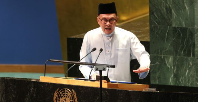 Anwar menyampaikan Kenyataan Negara pada Debat Umum Sesi ke-78 Perhimpunan Agung Pertubuhan Bangsa-Bangsa Bersatu (UNGA), di Ibu Pejabat UN. -Gambar BERNAMA