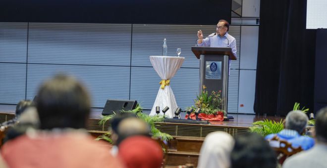 Anwar ketika berucap pada Majlis Ramah Mesra Madani Bersama Perdana Menteri di Universiti Teknologi Petronas, Seri Islandar, hari ini. - Gambar BERNAMA 